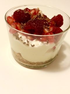 Una foto de Mousse de chocolate blanco con frutos rojos