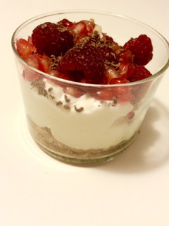 Una foto de Mousse de chocolate blanco con frutos rojos