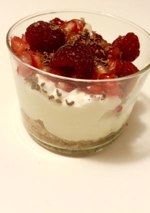 Una foto de Mousse de chocolate blanco con frutos rojos