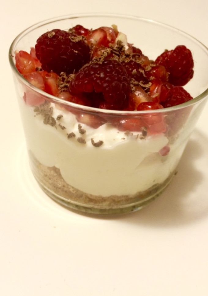 Una foto de Mousse de chocolate blanco con frutos rojos