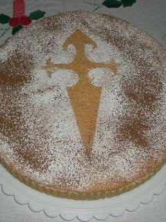 Una foto de Tarta de almendras rellena