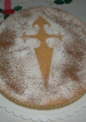 Una foto de Tarta de almendras rellena 
