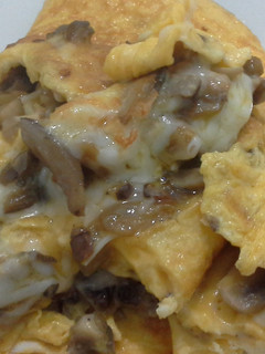 Una foto de Tortilla de setas y queso