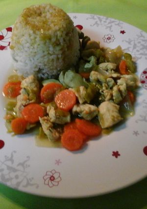 Una foto de Pollo con verduras al curry