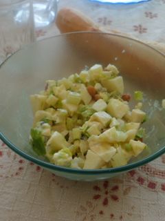 Una foto de Ensalada Waldorf con maníes