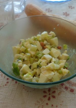 Una foto de Ensalada Waldorf con maníes