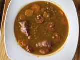 Lentejas con chorizo, zanahoria y tocino