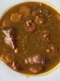 Una foto de Lentejas con chorizo, zanahoria y tocino