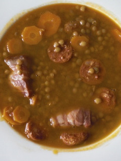 Una foto de Lentejas con chorizo, zanahoria y tocino