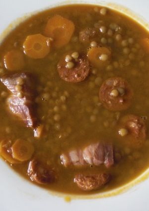 Una foto de Lentejas con chorizo, zanahoria y tocino