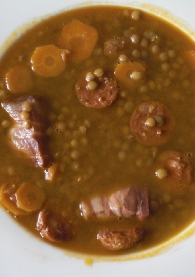 Una foto de Lentejas con chorizo, zanahoria y tocino