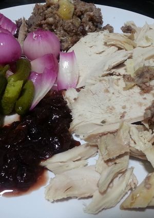 Una foto de Plato frío con sobras de pavo asado