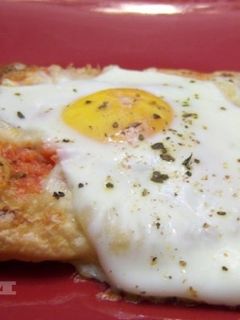 Una foto de Hojaldre de tomate, queso y huevo