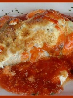 Una foto de Bacalao fresco con tomate y gratinado con langostinos