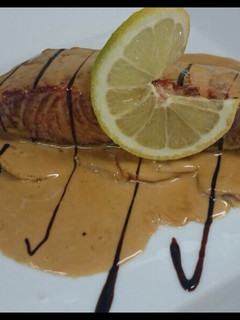 Una foto de Taco de bonito del norte con salsa de cítricos