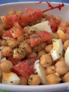 Una foto de Ensalada de garbanzos, tomate y huevo