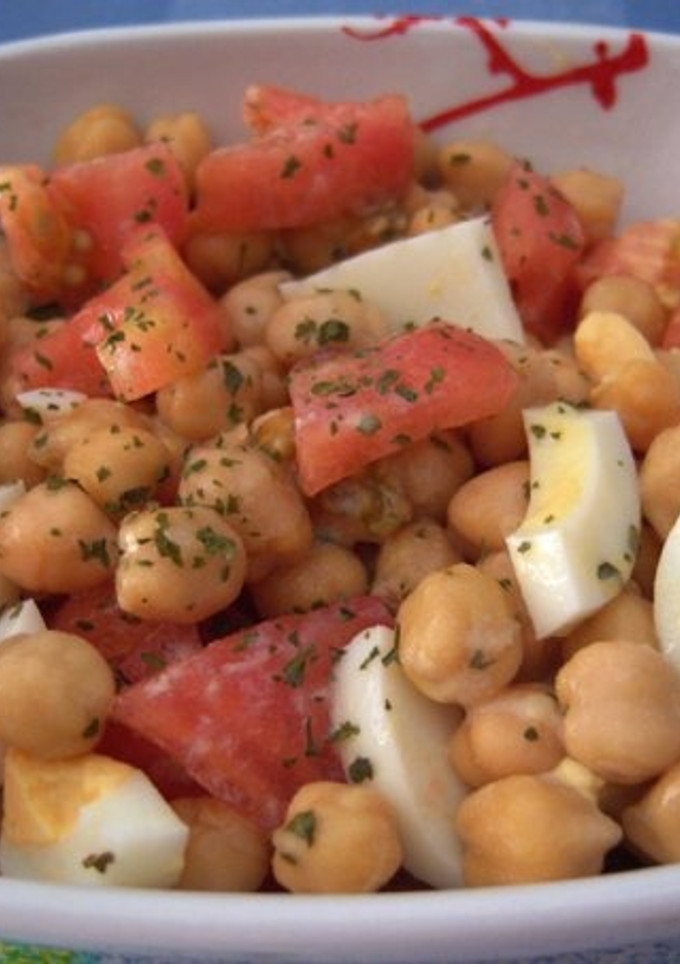 Una foto de Ensalada de garbanzos, tomate y huevo