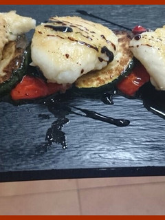 Una foto de Merluza a la plancha con guarnición de verduras