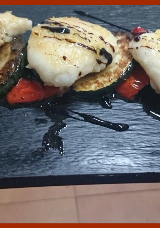 Una foto de Merluza a la plancha con guarnición de verduras