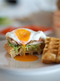 Una foto de Sándwich con sobras de pavo en gofres