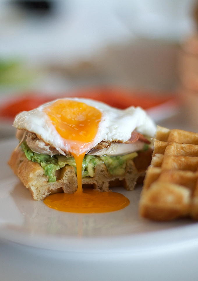 Una foto de Sándwich con sobras de pavo en gofres