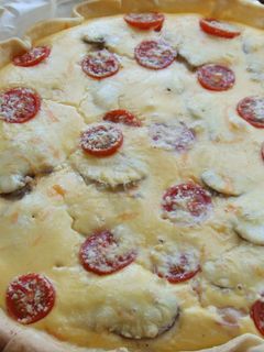 Una foto de Tarta de champiñones, bacon y tomatitos cherry