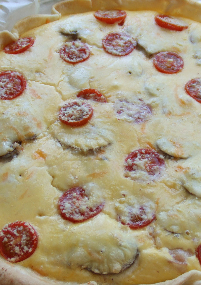 Una foto de Tarta de champiñones, bacon y tomatitos cherry