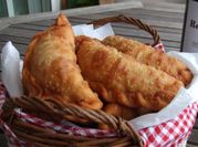 Una foto de que condimentos se le pone a la empanada de carne
