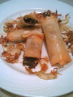 Una foto de Rollitos de morcilla con alcachofas crujientes