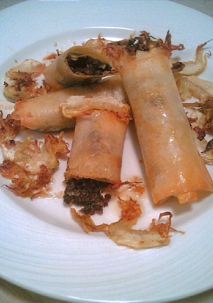 Una foto de Rollitos de morcilla con alcachofas crujientes