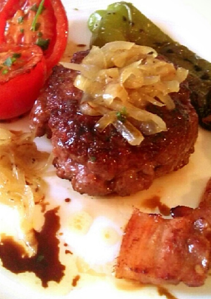 Una foto de Hamburguesa de ternera con guarnición de verduras