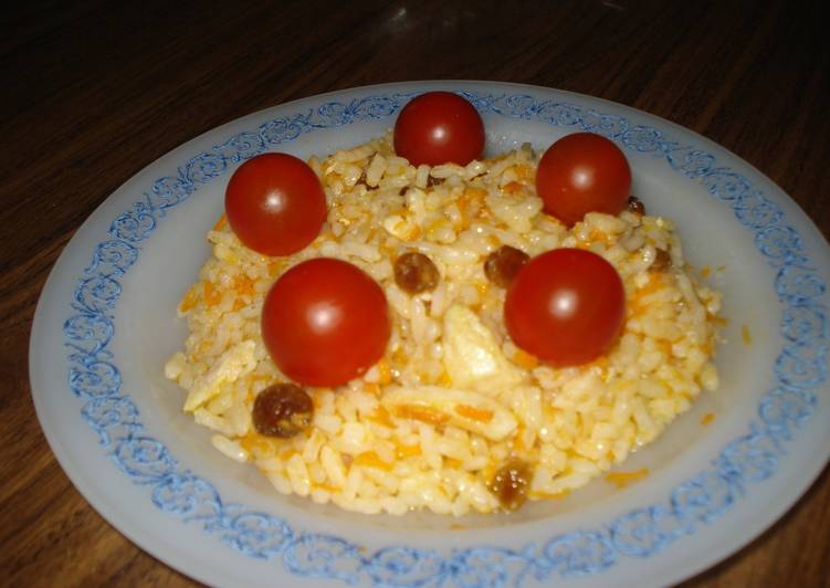 Ensalada de arroz, pasas y pollo