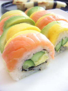 Una foto de Sushi uramaki arcoiris