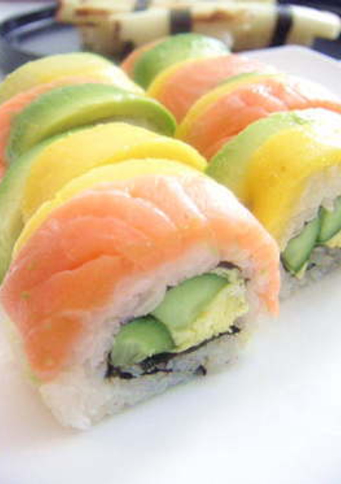 Una foto de Sushi uramaki arcoiris