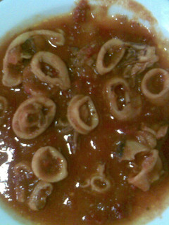 Una foto de Calamares en salsa de tomates