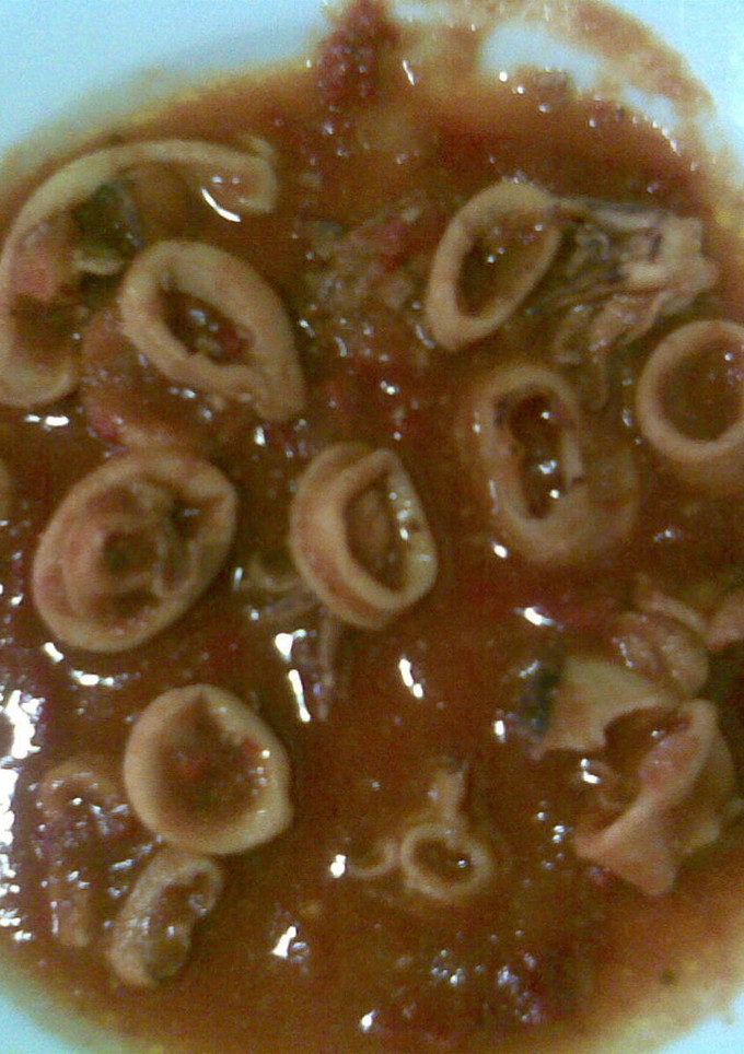Una foto de Calamares en salsa de tomates