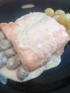 Una foto de Salmón con uvas y champiñones