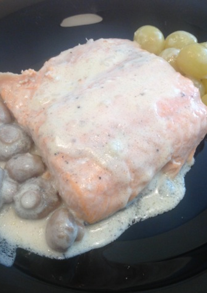 Una foto de Salmón con uvas y champiñones