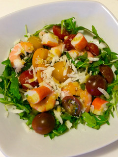 Una foto de Ensalada fresca de langostinos con vinagreta mostaza miel