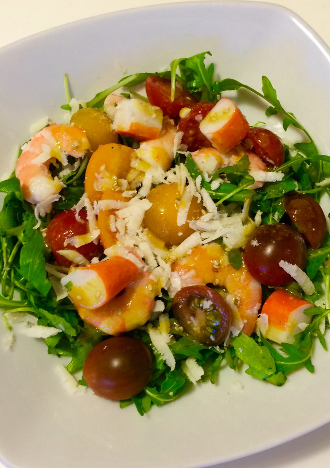 Una foto de Ensalada fresca de langostinos con vinagreta mostaza miel