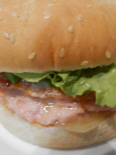 Una foto de hamburguesa de pollo con jamon york y queso