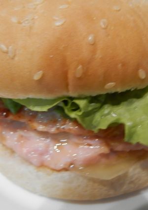 Una foto de hamburguesa de pollo con jamon york y queso