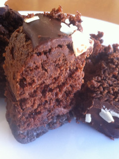 Una foto de Bizcocho de chocolate con galletas oreo y trufa