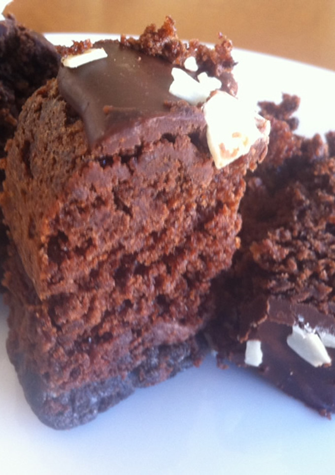 Una foto de Bizcocho de chocolate con galletas oreo y trufa