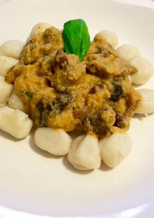 Una foto de Gnnochis con salsa boloñesa y setas