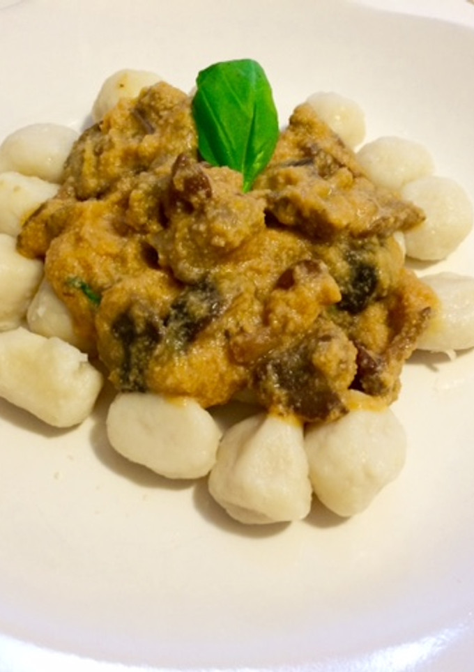Una foto de Gnnochis con salsa boloñesa y setas