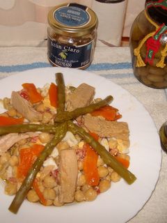 Una foto de Ensalada de garbanzos y atún