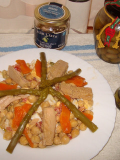 Una foto de Ensalada de garbanzos y atún