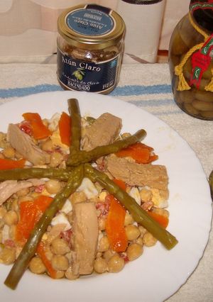 Una foto de Ensalada de garbanzos y atún