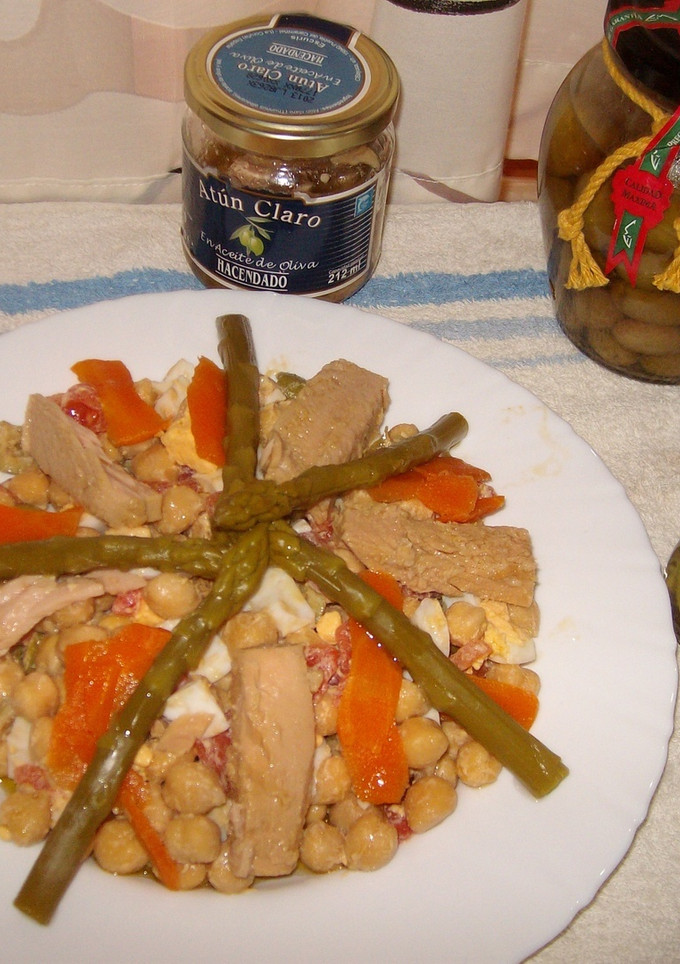 Una foto de Ensalada de garbanzos y atún